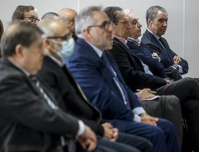 Archivo - El expresidente de la Generalitat Valenciana, José Luis Olivas (1i), el empresario Vicente Cotino (3i), y el expresidente de la Generalitat Valenciana y exministro de Trabajo con el PP, Eduardo Zaplana (1d), en el juicio por Erial