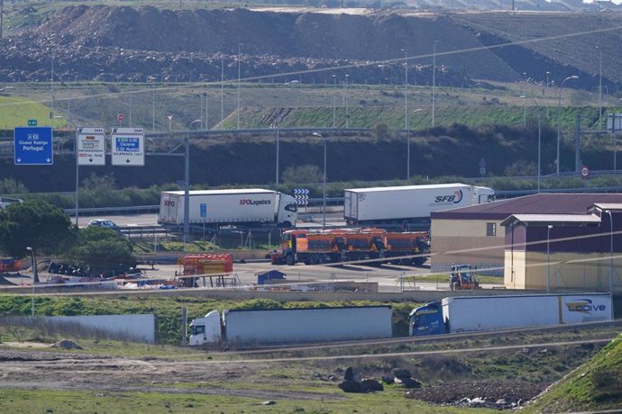 Archivo - Camiones parados en una carretera de Salamanca