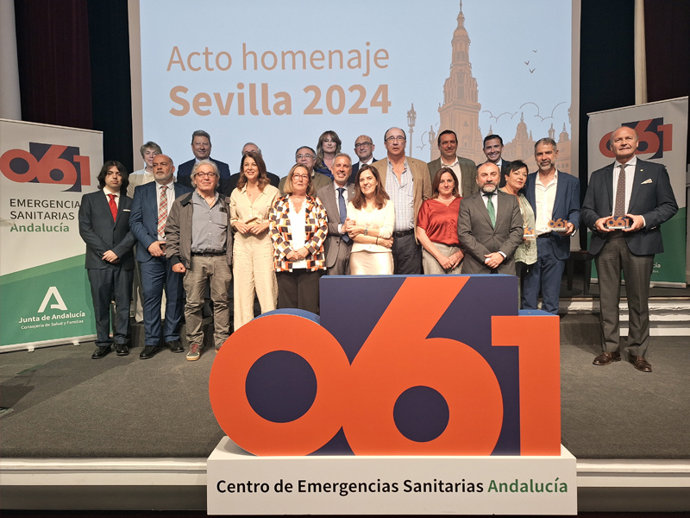 El 061 rinde homenaje a profesionales jubilados del servicio de emergencias sanitarias en la ciudad hispalense.