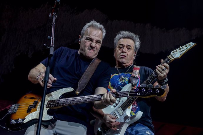 Archivo - Dos componentes de la banda Hombres G durante una actuación en el WiZink Center