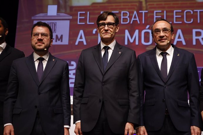 El presidente de la Generalitat y candidato de ERC, Pere Aragonès, el candidato del PSC, Salvador Illa, y el número 3 de Junts+, Josep Rull, en el debate de La Vanguardia y Rac1