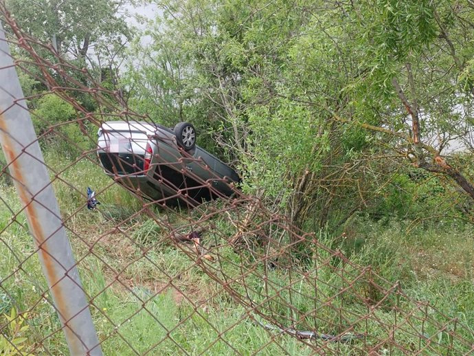 Estado del vehículo tras salirse de la vía y volcar en la Avenida Salamanca de Valladolid