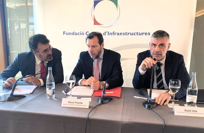 El president del Port de Barcelona, Lluís Salvadó; el ministre de Transports i Mobilitat Sostenible, Oscar Puente, i el president de la Fundació Cercle d'Infraestructures, Santi Vila