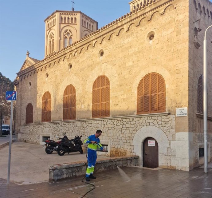 Archivo - Operarios de Emaya trabajan en la ciudad.