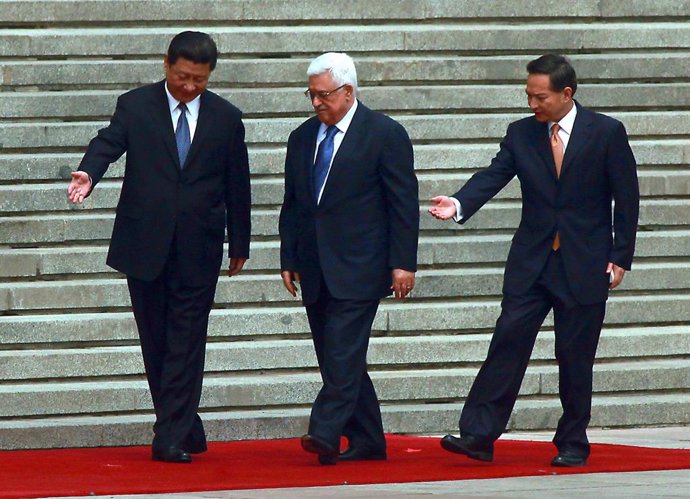 Archivo - May 6, 2013, BEIJING, CHINA: Chinese President Xi Jinping (L) walks with visiting Palestinian President Mahmoud Abbas during a welcoming ceremony at the Great Hall of the People in Beijing on May 6, 2013.  China is hosting the leaders of Palesti