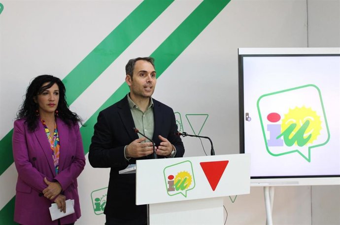 El coordinador general de IU Andalucía, Toni Valero, en rueda de prensa en Málaga.