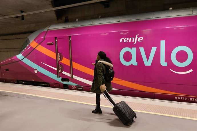 Archivo - Un viajero sale del tren de Avlo en la Estación de Murcia El Carmen, a 10 de diciembre de 2023, en Murcia, Región de Murcia (España).  La Región de Murcia ha estrenado este domingo, 10 de diciembre, la conexión de alta velocidad 'low cost' con