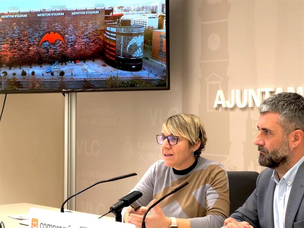 Archivo - La portavoz de Compromís en el Ayuntamiento de Valncia, Papi Robles, junto al edil de esta formación Pere Fuset, en un imagen de archivo.