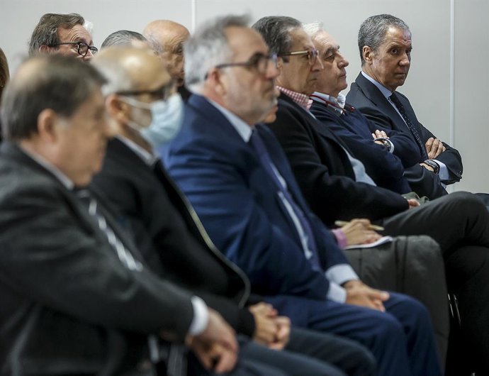 Archivo - Arxiu - L'expresident de la Generalitat Valenciana, José Luis Olives (1e), l'empresari Vicente Cotino (3e), i l'expresident de la Generalitat Valenciana i exministre de Treball amb el PP, Eduardo Zaplana (1d), al judici per Erial