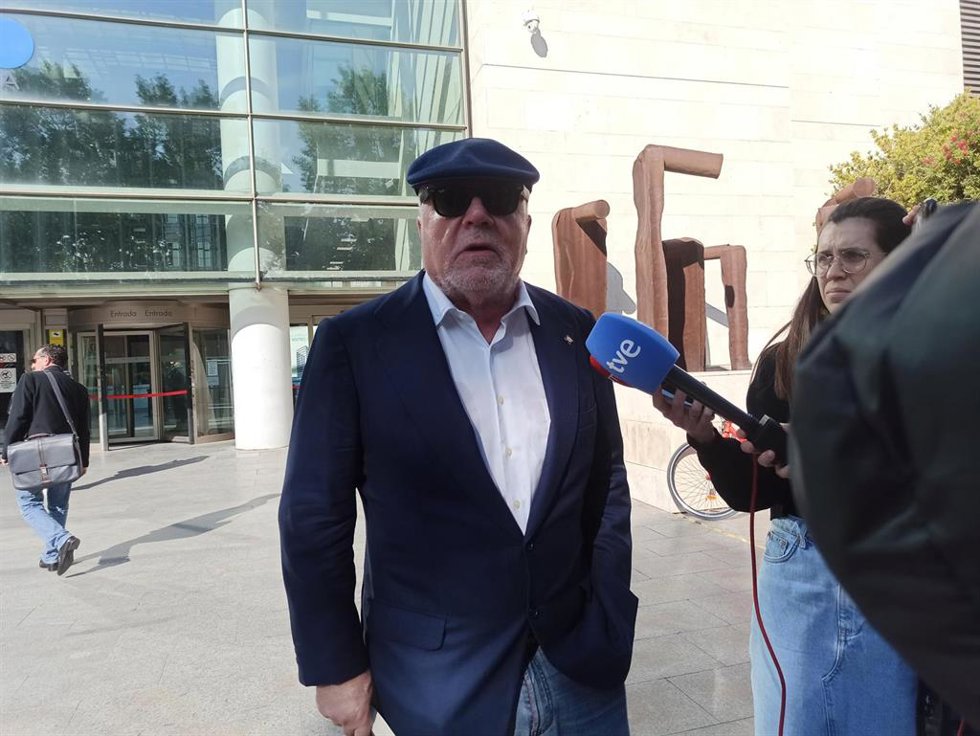 El comisario Villarejo en la puerta de los juzgados de Valncia