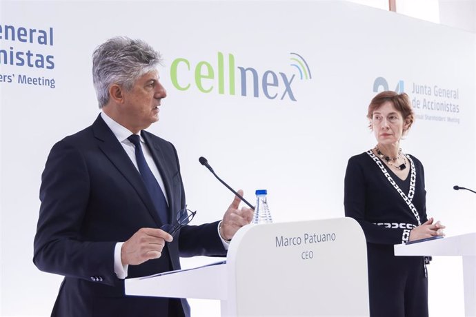 Archivo - El consejero delegado de Cellnex, Marco Patuano, y la presidenta de Cellnex, Anne Bouverot, en un encuentro con la prensa previo a la junta general de accionista de la compañía, a 26 de abril de 2024, en Madrid (España).