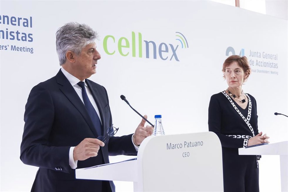 Archivo - El consejero delegado de Cellnex, Marco Patuano, y la presidenta de Cellnex, Anne Bouverot, en un encuentro con la prensa previo a la junta general de accionista de la compañía, a 26 de abril de 2024, en Madrid (España).