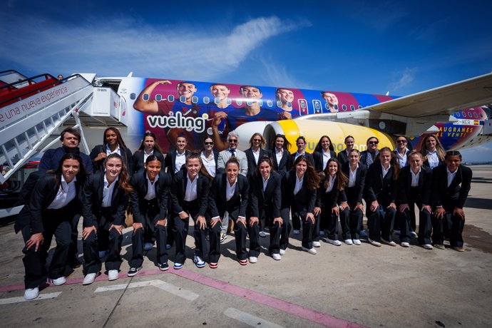 El Barça Femení delante del avión vinilado de Vueling en su desplazamiento a Londres para la disputa de la vuelta de las semifinales de la 'Champions' 2023/24