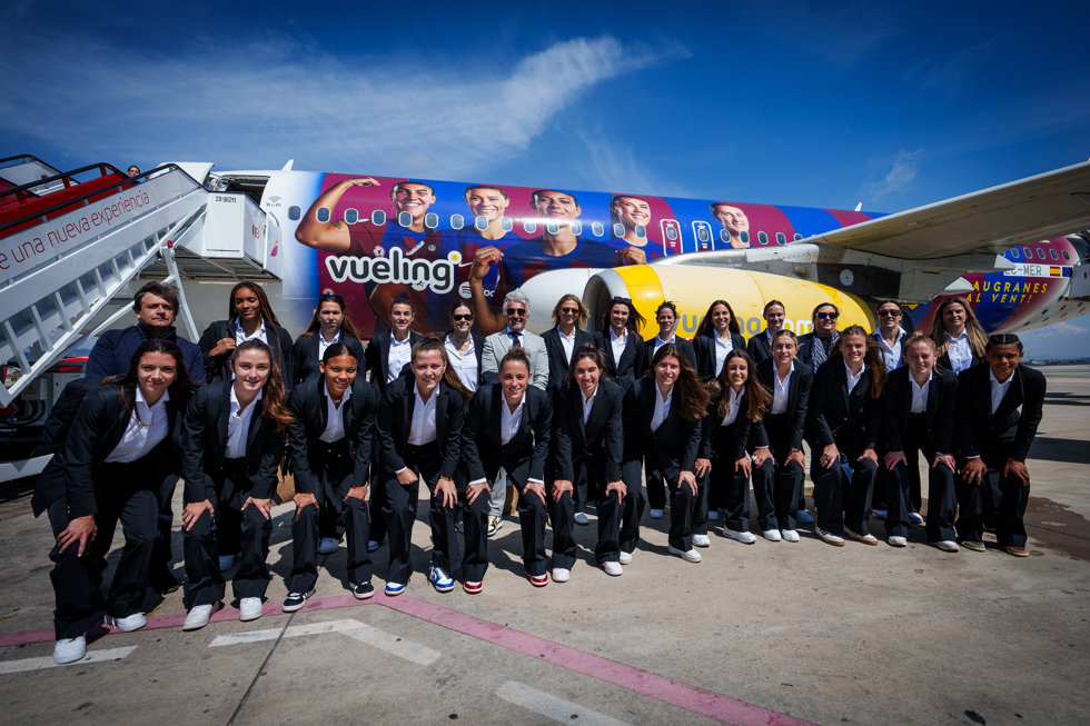 El Bara Femení delante del avión vinilado de Vueling en su desplazamiento a Londres para la disputa de la vuelta de las semifinales de la 'Champions' 2023/24