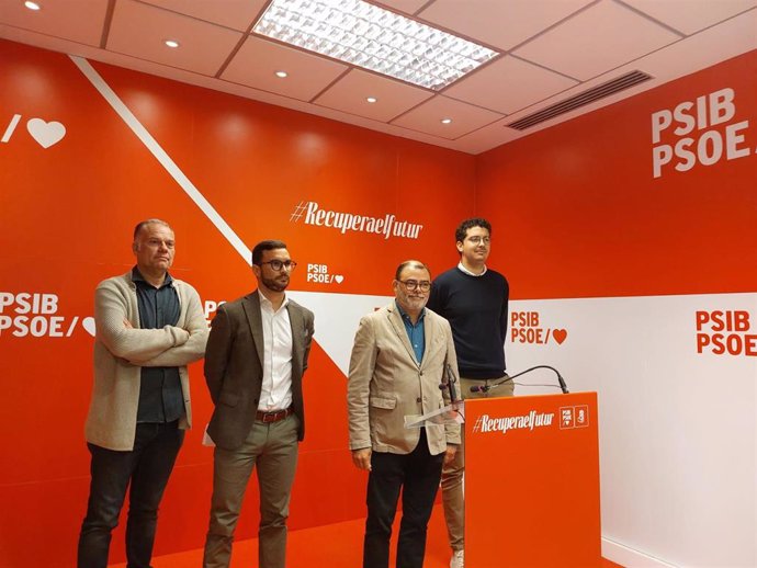 El secretario de organización del PSIB-PSOE, Cosme Bonet, en rueda de prensa, junto a otros representantes socialistas