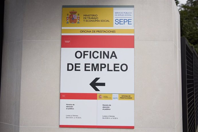Vista de las indicaciones de una oficina de empleo del SEPE del Barrio del Pilar, a 2 de abril de 2024