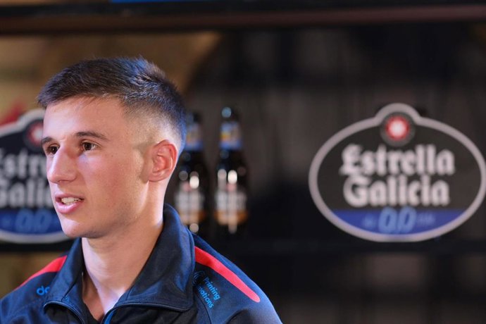 El piloto español Sergio García en un acto con Estrella Galicia 0,0