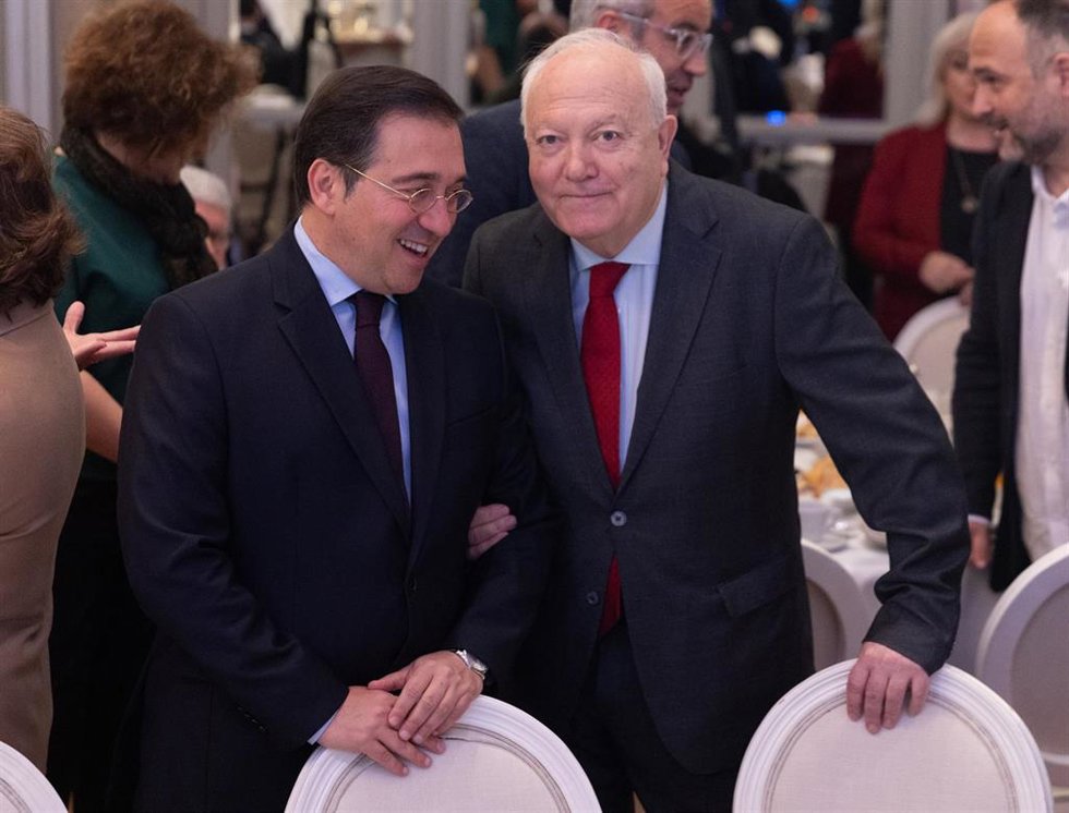 El ministro de Asuntos Exteriores, Unión Europea y Cooperación, José Manuel Albares (i), y el secretario general adjunto y alto representante para la Alianza de Civilizaciones de la ONU, Miguel Ángel Moratinos