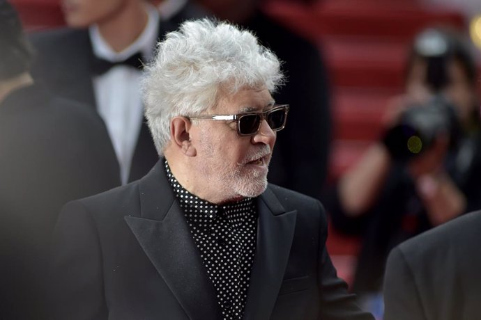 Archivo - El director de cine Pedro Almodóvar posa en la alfombra roja en la proyección de la película ‘Extraña forma de vida’ en el Festival de Cine de Cannes, a 17 de mayo de 2023, en Cannes, región de Provenza-Alpes-Costa Azul (Francia). El mediometraj