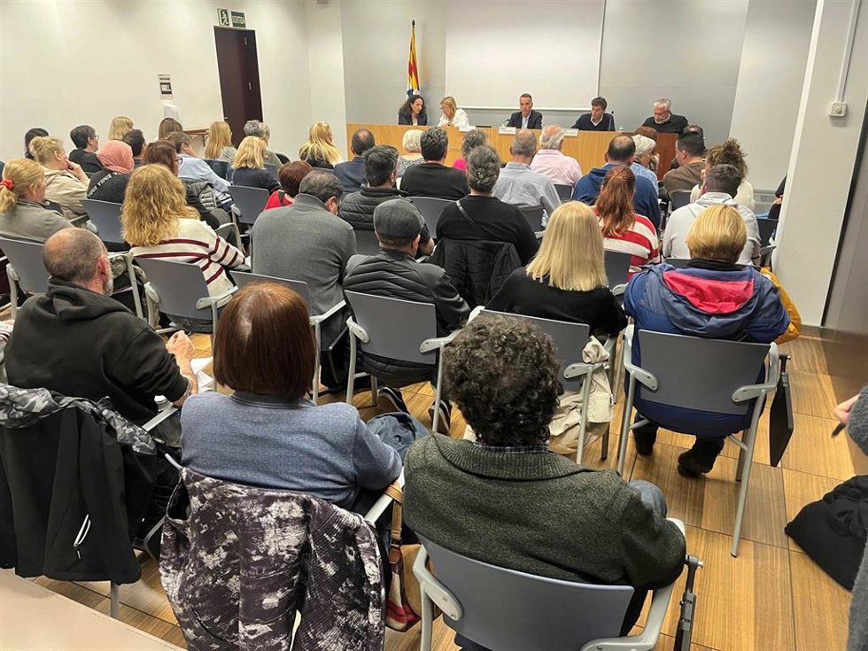 Reunión del Ayuntamiento de Badalona con los vecinos del barrio del Raval