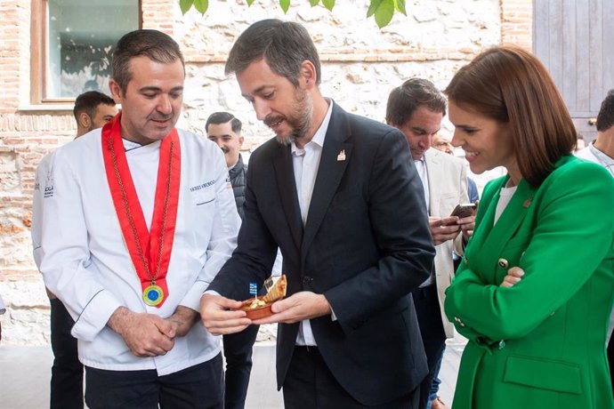 La alcaldesa de Alcalá de Henares, Judith Piquet, y el consejero de Presidencia, Justicia y Administración Local de la Comunidad, Miguel Ángel García Martín, presentan la Ruta de la Tapa Europea.