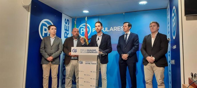 El portavoz adjunto del Grupo Popular, Sergio Sayas, en rueda de prensa en Badajoz