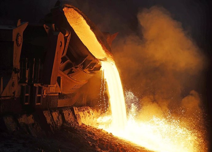 Archivo - 22 February 2022, North Rhine-Westphalia, Duisburg: Glowing slag from steel smelting is poured off at the Thyssenkrupp plant site during the visit of German Minister for Economic Affairs and Climate Protection Robert Habeck. Photo: Oliver Berg/d