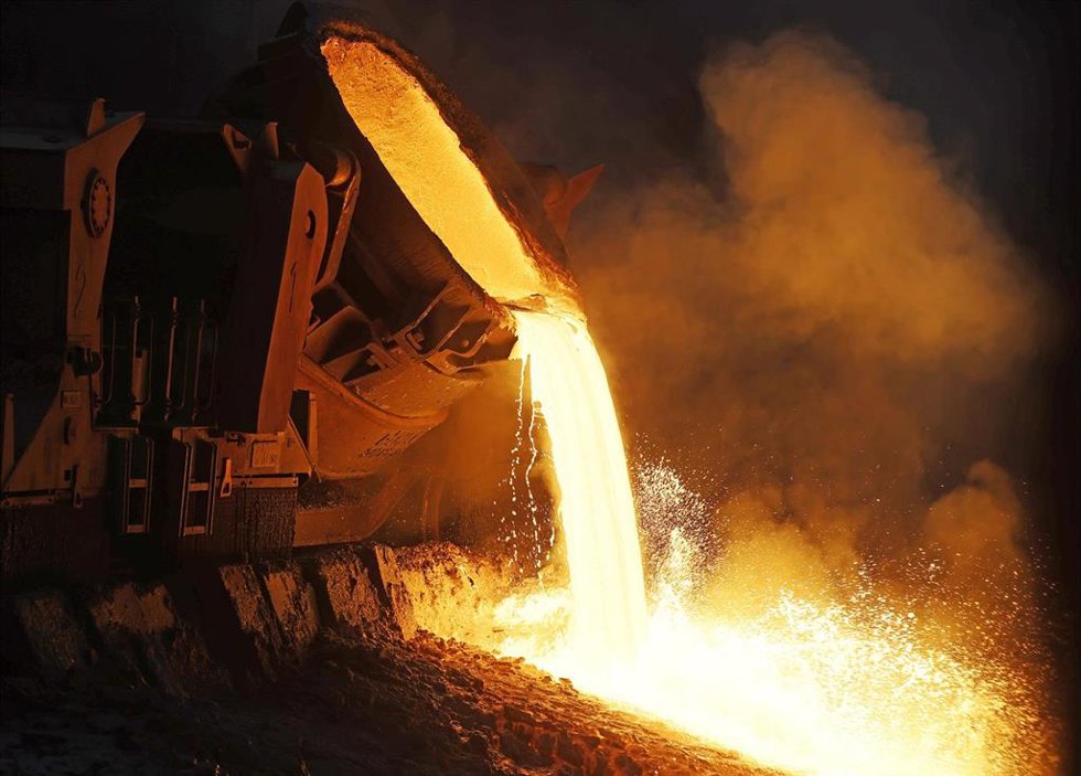 Archivo - 22 February 2022, North Rhine-Westphalia, Duisburg: Glowing slag from steel smelting is poured off at the Thyssenkrupp plant site during the visit of German Minister for Economic Affairs and Climate Protection Robert Habeck. Photo: Oliver Berg