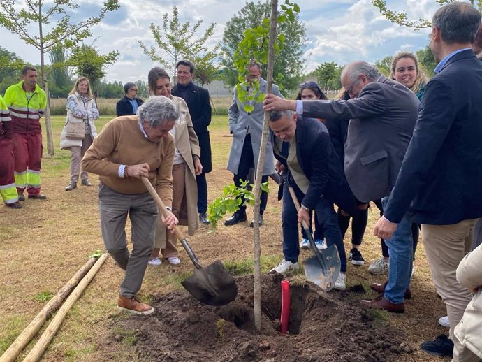 Crece el Bosque de la Danza con la plantación de 11 nuevos árboles para conmemorar el Día Internacional de la Danza