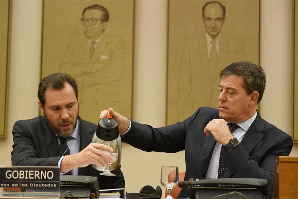 Archivo - El ministro de Transportes y Movilidad Sostenible, Óscar Puente (I) y el candidato del PSdeG a la Presidencia de la Xunta de Galicia y diputado del PSOE, José Ramón Gómez Besteiro (d), durante la Comisión de Transportes y Movilidad Sostenible,