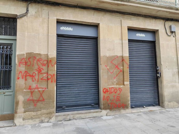 Pintadas en la sede de EH Bildu en Pamplona.
