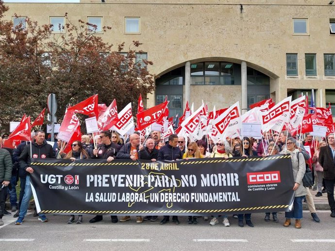 Delegados y y afiliados de UGT y CCOO se concentran ante la sede de la Consejería de Industria para reivindicar más prevención laboral