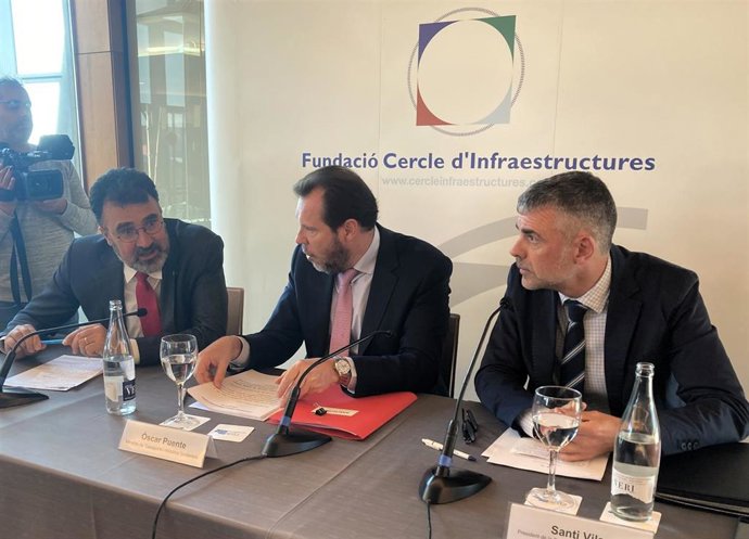 El presidente del Puerto de Barcelona, Lluís Salvadó; el ministro de Transportes y Movilidad Sostenible, Oscar Puente, y el presidente de la Fundació Cercle d'Infraestructures, Santi Vila.
