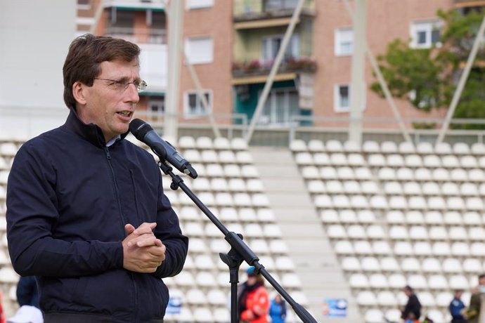 El alcalde de Madrid, José Luis Martínez-Almeida, interviene durante la ceremonia de inauguración de las Escoladas 2024, en el Estadio de Vallehermoso, a 26 de abril de 2024, en Madrid (España). Las Escoladas 2024 son una serie de competiciones deportivas