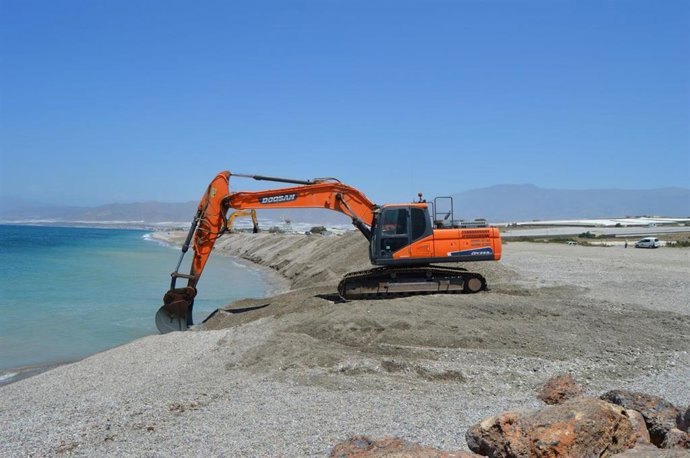 Obras para mejorar las condiciones de una playa de Almería.