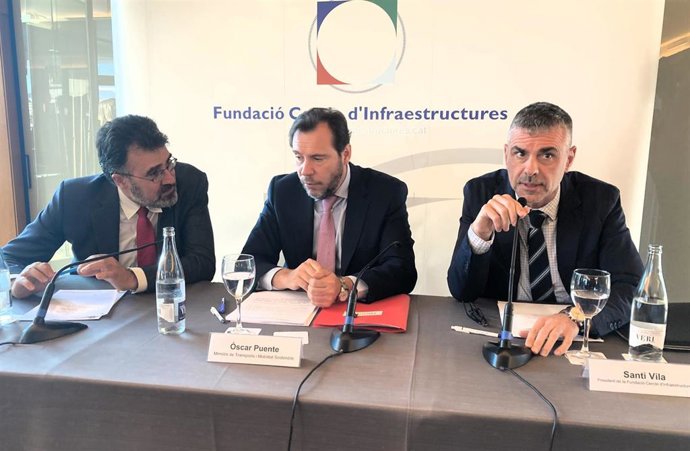 El presidente del Puerto de Barcelona, Lluís Salvadó; el ministro de Transportes y Movilidad Sostenible, Oscar Puente, y el presidente de la Fundación Cercle d'Infraestructures, Santi Vila.