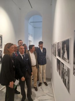 La delegada territorial de Turismo, Cultura y Deporte de la Junta de Andalucía en Cádiz, Tania Barcelona, visita la exposición a La Paquera de Jerez en el CADF.