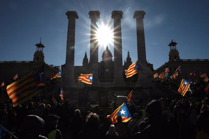 Archivo - Varias personas con banderas de la estelada participan en la manifestación ‘Aquí no s'ha acabat res' contra la Cumbre Hispano-Francesa, a 19 de enero de 2023, en Barcelona, Catalunya (España)