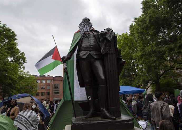 April 25, 2024, Washington, District Of Columbia, USA: A Palestinian flag and Keffiye are wrapped around the statue of George Washington at the George Washington University encampment protest . Students set up an encampment in solidarity with Palestine at