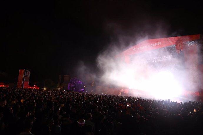 Archivo - El público durante el concierto del dúo Chemical Brothers en la sexta edición del Mallorca Live Festival, en el Antiguo Aquapark de Calvià, a 20 de mayo de 2023, en Mallorca.