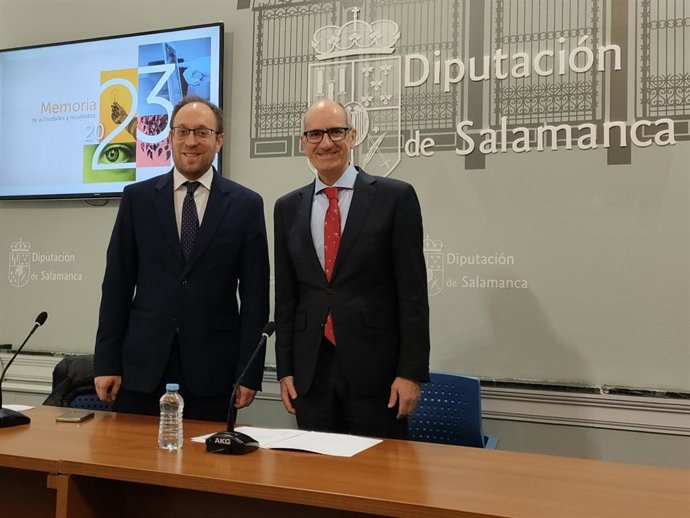 El presidente de la Diputación de Salamanca, Javier Iglesias (d), y el diputado provincial de Economía, Marcos Iglesias (i), en La Salina