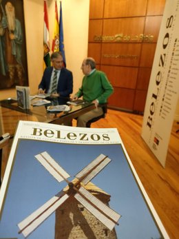 El consejero de Cultura, José Luis Pérez Pastor, y el nuevo director de 'Belezos', Urbano Espinosa, en la presentación del número 52 de la revista 'Belezos'