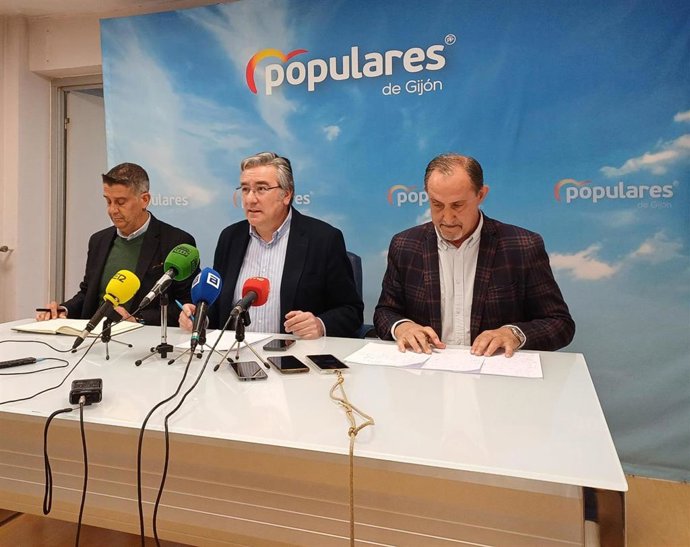 El presidente del PP de Gijón, Pablo González (en el centro), a su vez senador por Asturias, en rueda de prensa en la sede gijonesa 'popular'.