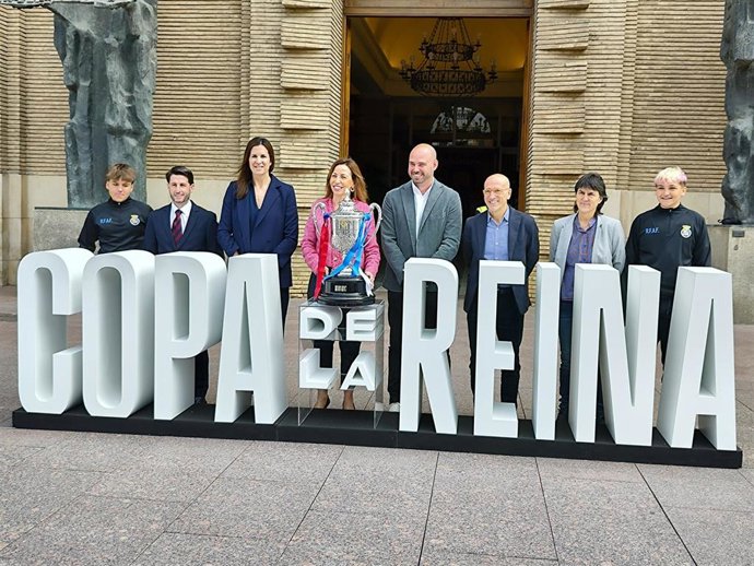 Presentación de la Copa de la Reina en la entrada del Ayuntamiento de Zaragoza