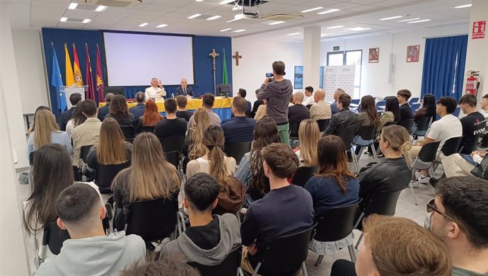 El delegado de Defensa en la Región de Murcia, Gustavo Adolfo Gutiérrez de Rubalcaba, inaugura en el encuentro junto al vicedecano del grado en Criminología de la UCAM, José María Caballero.