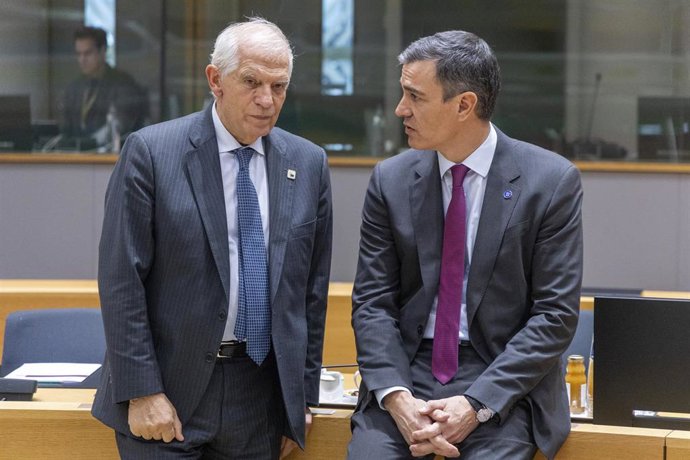 Archivo - El alto representante de la Unión para Asuntos Exteriores y Política de Seguridad, Josep Borrell, junto con el presidente del Gobierno, Pedro Sánchez 