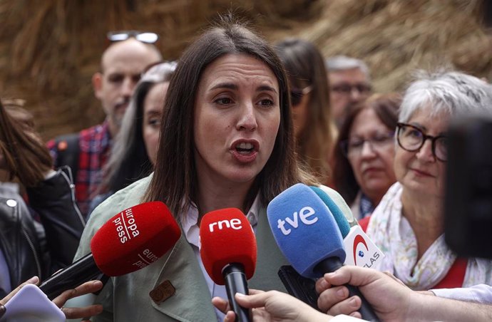 Archivo - La secretaría Política de Podemos y candidata a las elecciones europeas, Irene Montero, atiende a medios (Foto de archivo)