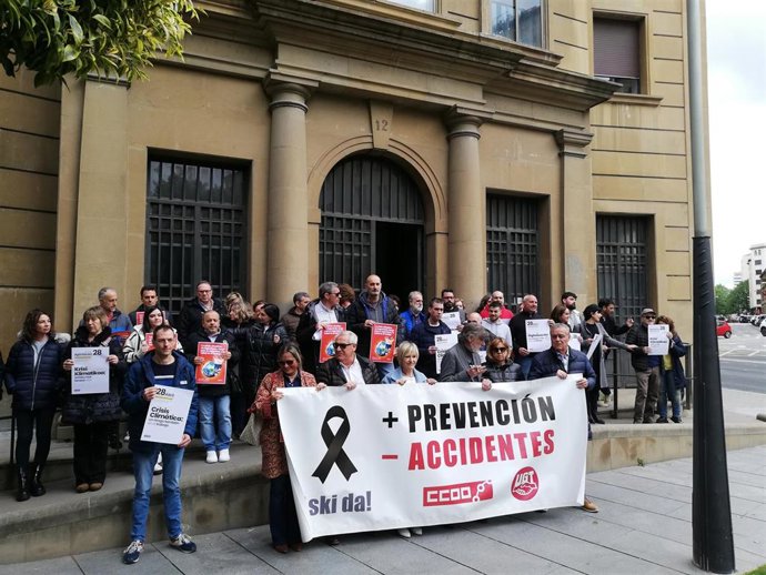 Concentración de UGT y CCOO con motivo del Día Mundial de la Salud y Seguridad en el Trabajo.