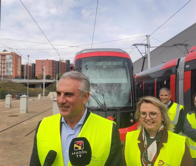 El concejal delegado de Movilidad del Ayuntamiento de Zaragoza, José Miguel Rodrigo, y la gerente de la SEM Los Tranvías de Zaragoza, Ana Moreno, junto a una de las nuevas unidades de tranvía.