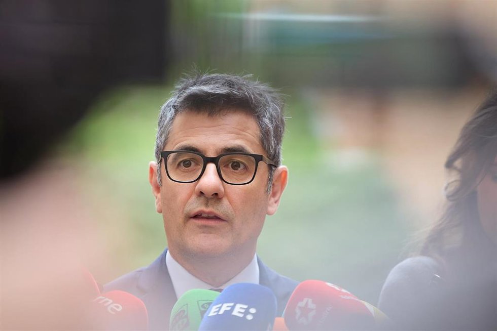 El ministro de la Presidencia, Justicia y Relaciones con las Cortes, Félix Bolaños, ofrece declaraciones a los medios a su llegada a la entrega de los despachos a la XLV promoción del Turno Libre de Letrados de la Administración de Justicia, en la Facul